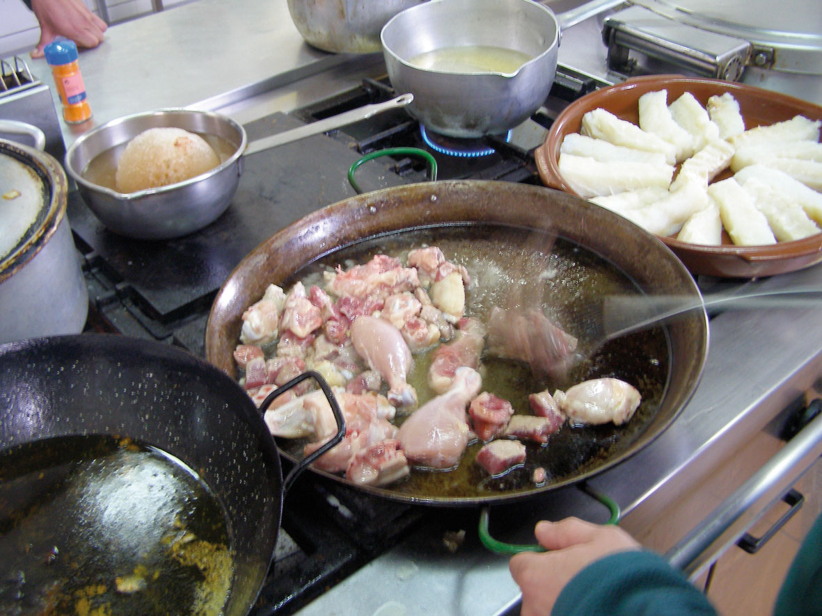 Freimos el pollo y el cerdo